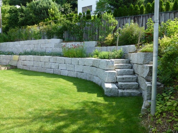 Abgestufte Mauer mit Treppe von garbatec ag Gartenbautechnik und Gartenpflege in Beringen