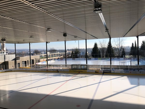 Hockeyfeld mit Dach
