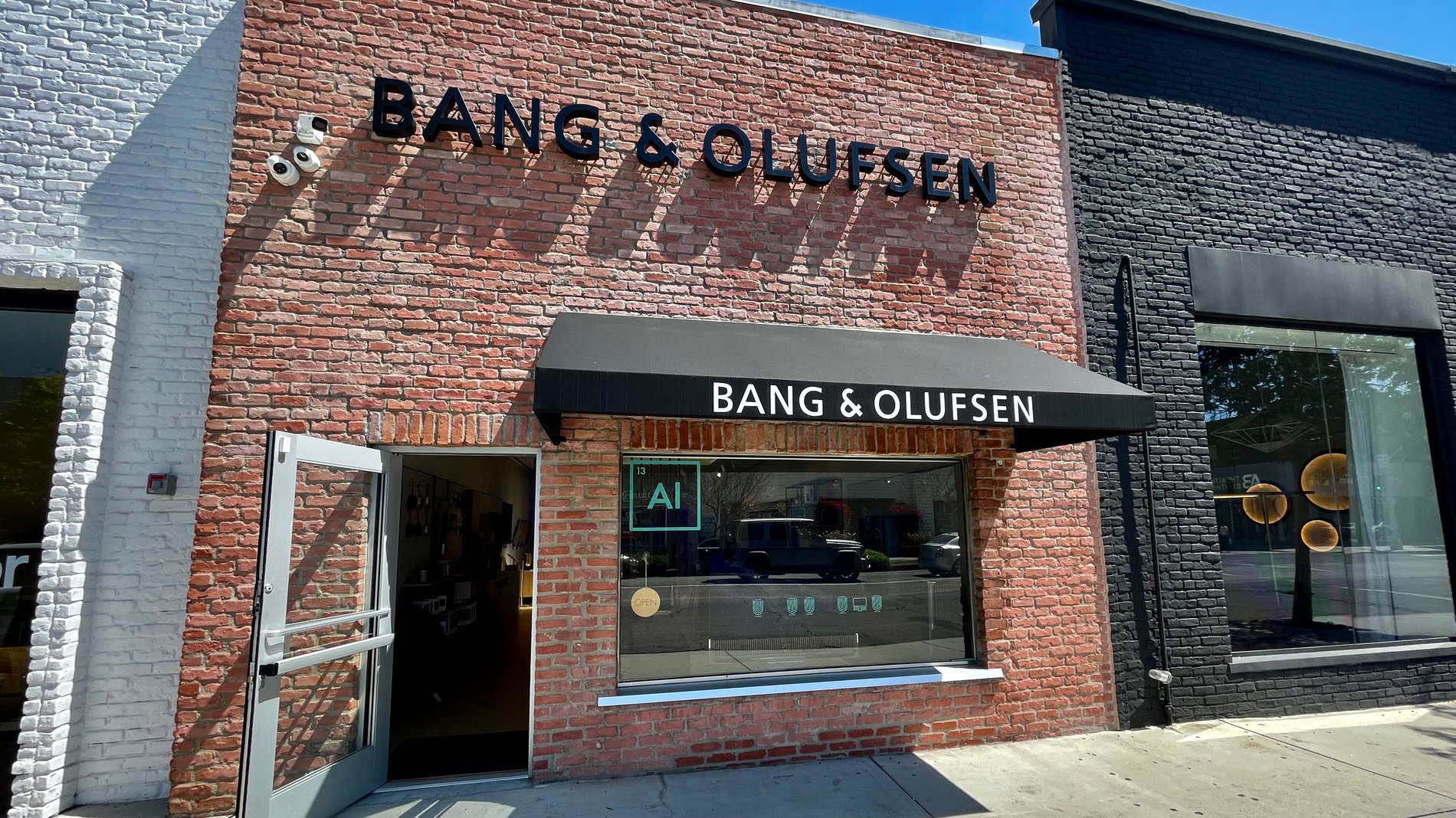 Bang & Olufsen West Hollywood: Multiroom-колонки, Высококлассные наушники и  Звук для телевизоров