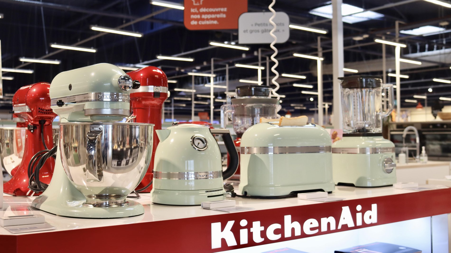 Présentoir de la marque KitchenAid avec plusieurs robots de cuisine dans votre magasin Boulanger Strasbourg - Reichstett