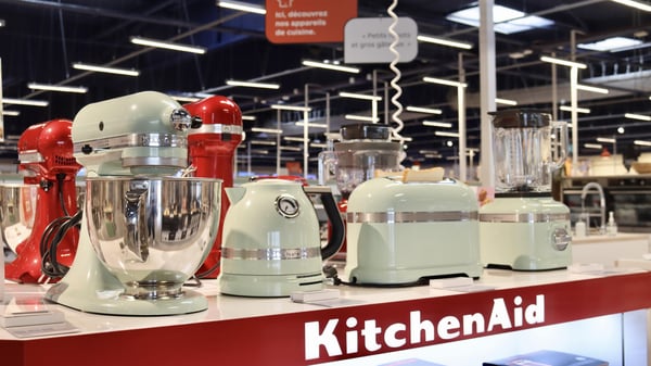 Présentoir de la marque KitchenAid avec plusieurs robots de cuisine dans votre magasin Boulanger Strasbourg - Reichstett