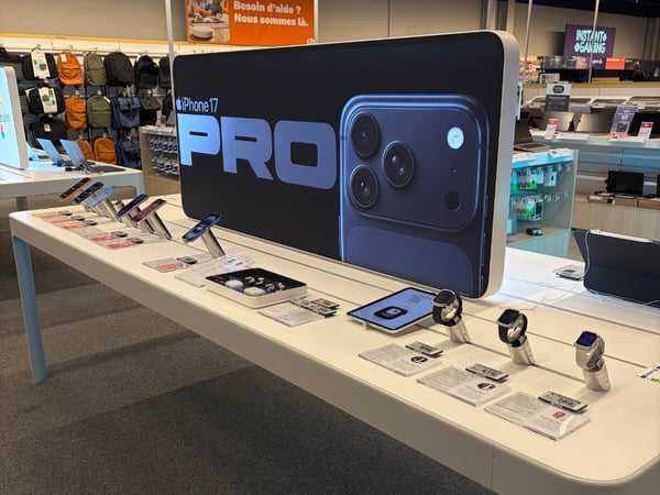 Vue du rayon Apple Iphone avec les produits disposés en magasin.