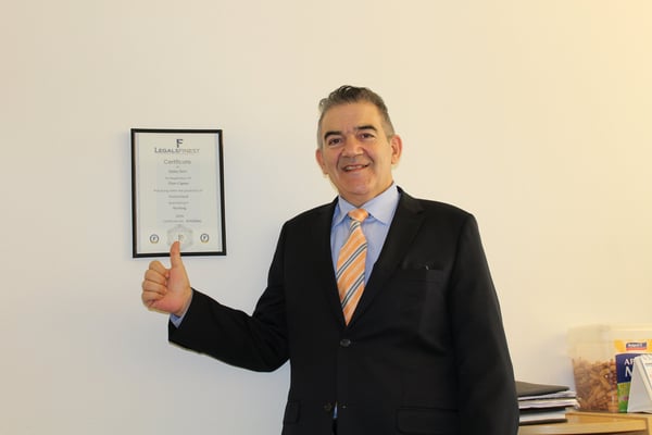 Enzo Caputo mit Diplom