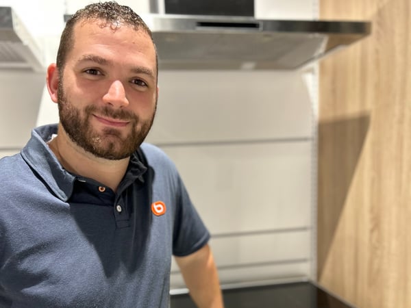 Stephen vendeur du magasin Boulanger La Rochefoucauld