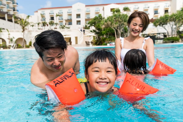 ガーデンプールには水深30cmの子どもプールも併設。安心して遊べます。