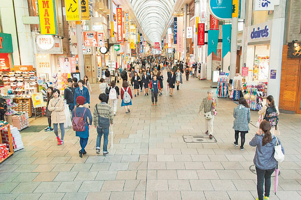 飲食店や衣類、雑貨など多種多様な商店が立ち並ぶ賑やかな商店街