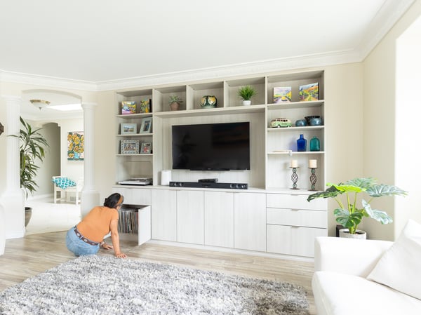 White media unit with a combination of shelves, drawers and cabinets