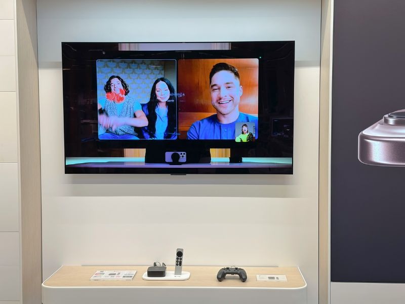 Découvrez l'Apple TV et les accessoires qui vont avec, au magasin Boulanger Avignon Le Pontet. L’Apple TV est un boitier relié à votre TV en HDMI (câble non fourni ) et connecté à Internet via un câble ethernet ou en wifi. Cette passerelle multimédia vous permettra de visualiser sans fil et très simplement,  l’ensemble des photos présentes sur votre Iphone, votre Ipad, ou votre Mac.