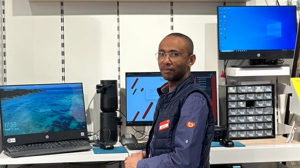 Abdou, Technicien au Bar à Services