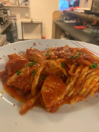 Pasta Al Pollo  Unsere frische Trofie pasta mit tomatensauce und Poulet