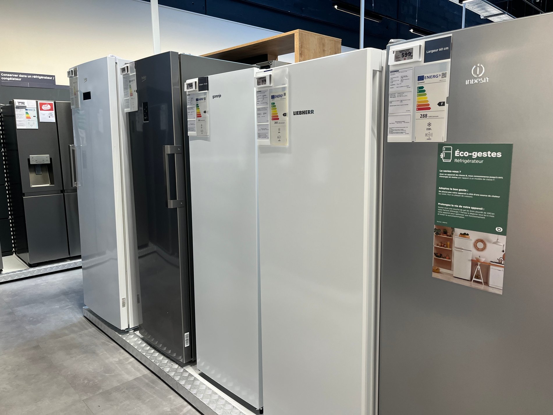 Les points clés
LxHxP : 59.7 x 165.5 x 67.5 cm - dégivrage automatique
Volume total : standard 239L - Consommation : F
Autonomie en cas de coupure de courant : 17 h - Pouvoir de congélation : 17 kg/24h
6 compartiments - Pièce jusqu'à -15°C