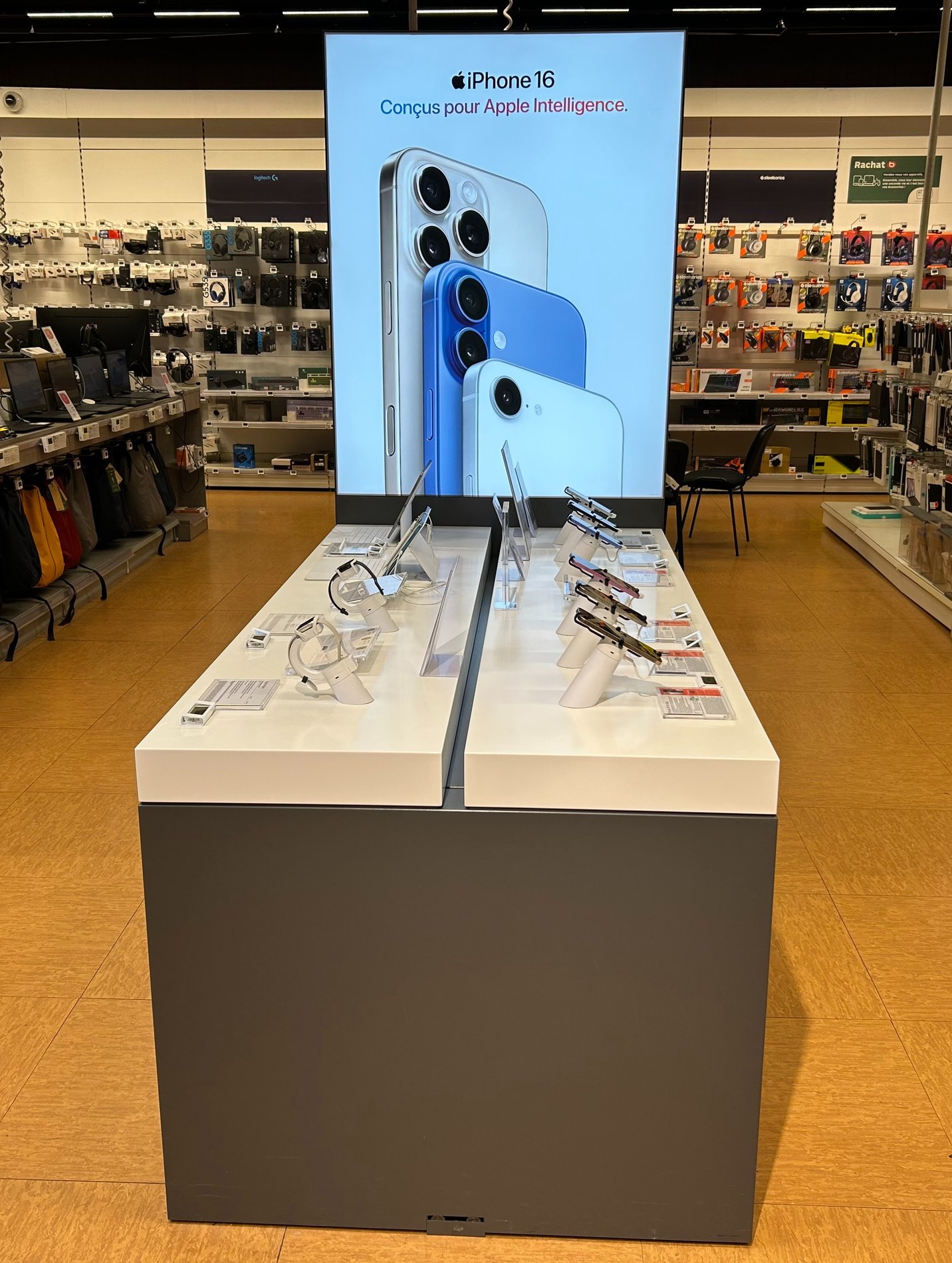 Table Apple au magasin Boulanger de Grenoble-St Egrève