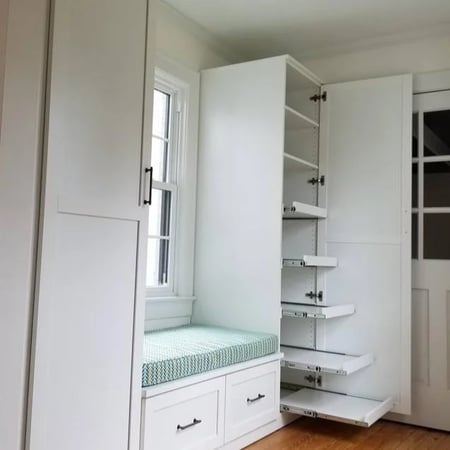 Stay organized with this clean-looking walk in.