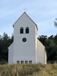 Die Kirche in Hainstadt wurde durch das Engagement der Hainstädter Bürger in den 50er Jahren gebaut und 1954 eingeweiht. Die Kirche ist auf einer Anhöhe und über einer Quelle erbaut.

Vor der Kirche gibt es einen Martin-Lutherplatz mit einer Lutherlinde und einem Gedenkstein für Martin Luther und die Reformatorin Barbara von Wertheim. Außerdem gehört ein neu angelegter Vorplatz zur Kirche. In dessen Mitte steht eine Taufstele aus regionalem Sandstein, die bei Gottesdiensten im Freien zum Einsatz kommen kann.