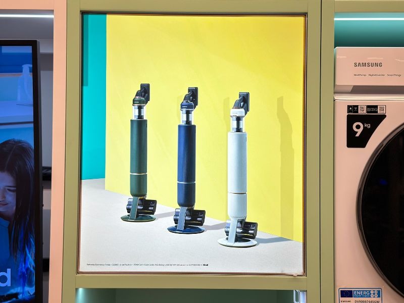 Venez découvrir les aspirateurs balai sans fil de la marque Samsung, au magasin Boulanger Avignon Le Pontet. Retrouvez des modèles innovants comme Le SAMSUNG Bespoke Jet Plus Complete Extra, modèle VS20B95B43N, se distingue par sa puissance d'aspiration exceptionnelle de 210 AW, garantissant un nettoyage efficace sur tous types de surfaces. Grâce à ses brosses innovantes, dont la Jet Dual et la Slim Action LED pour sols durs, cet aspirateur balai est parfaitement adapté à l'élimination des saletés les plus tenaces et des poussières fines.