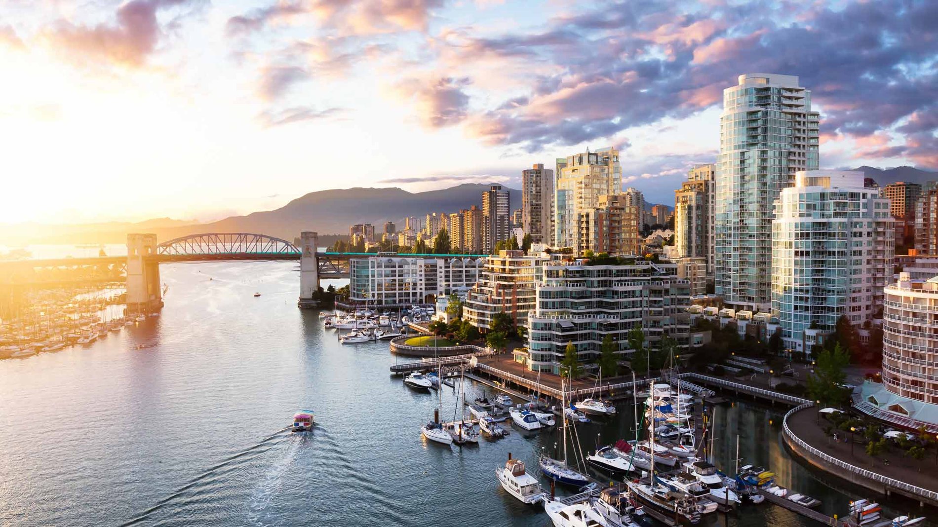 Vue aérienne de la baie de False Creek, dans le centre-ville de Vancouver, en Colombie-Britannique