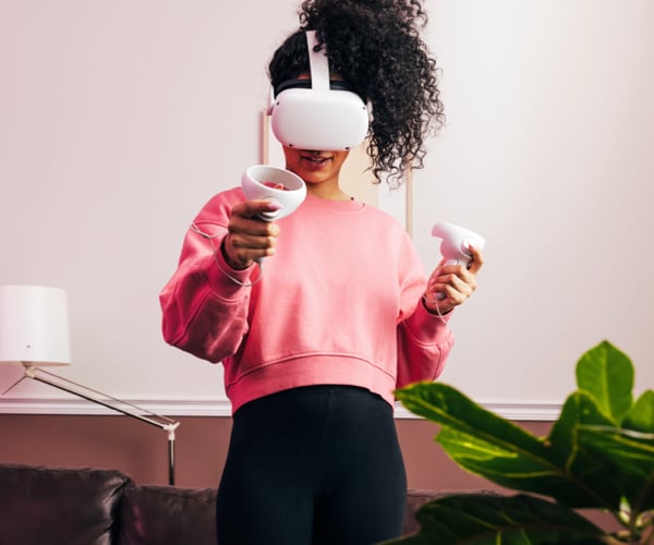 Mujer jugando con un casco de realidad virtual