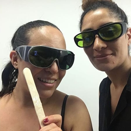 Alessandra & Jenny beim Lasern - Caeles Beauty