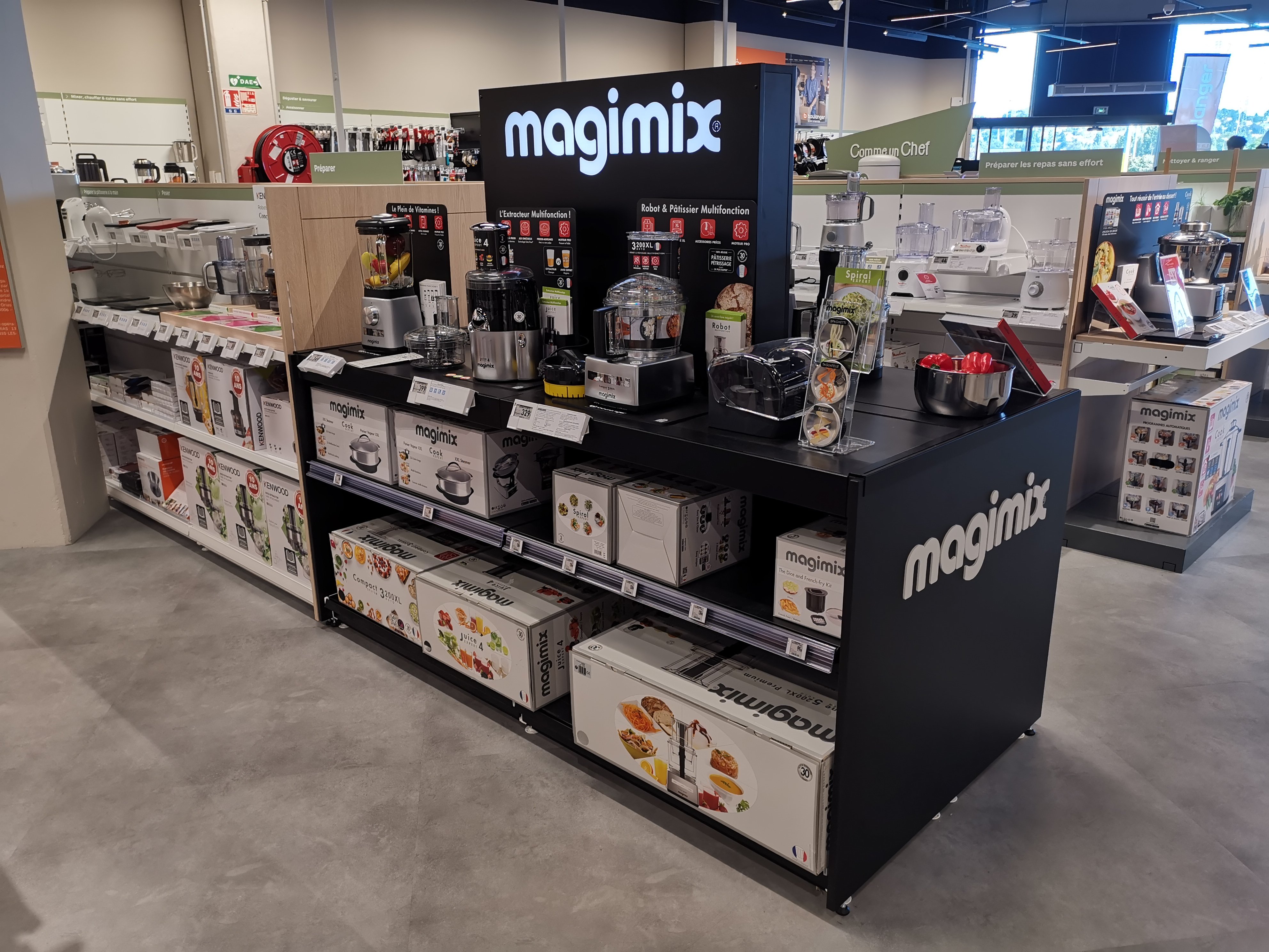Table Magimix avec le robot multifonction 3200XL, le blender Magimix et l'extracteur de jus Magimix