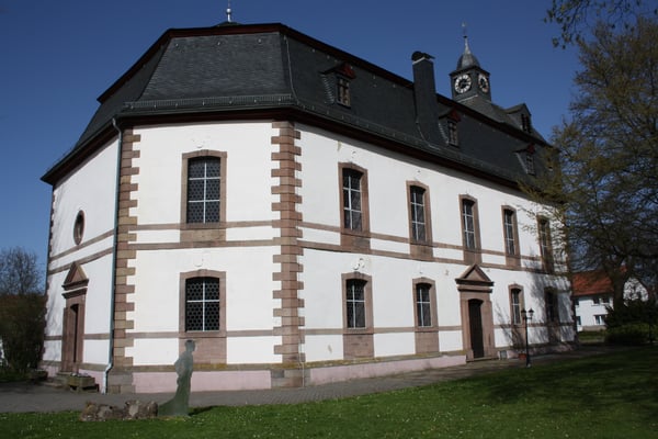 Der beeindruckende romanisch-frühgotische Chorturm aus dem 13. Jahrhundert der Evang. Kirche Mücke ist mit seiner Wuchtigkeit schon von weitem zu sehen. An den Turm schließt sich das 1794 erneuerte Kirchenschiff, das unter dem Patronat der Riedesel zu Eisenbach errichtet wurde.