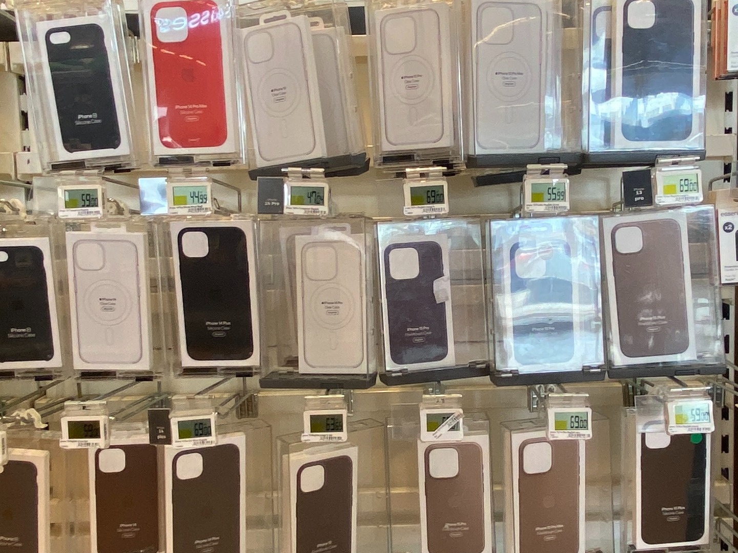 coques Apple pour Iphone chez Boulanger Troyes-Saint Parres Aux Tertres