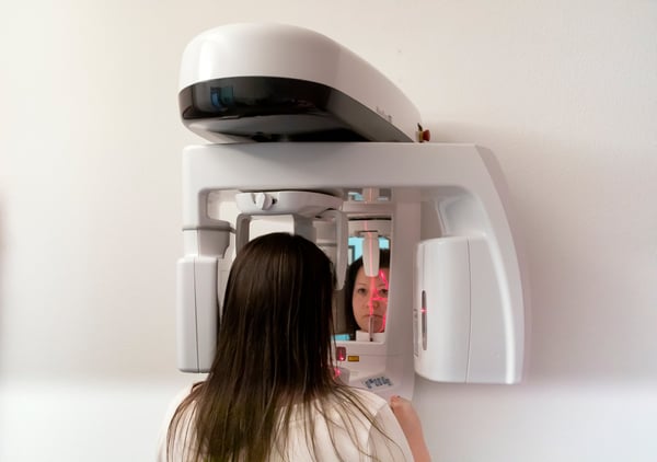 Ortopantomografia e Tomografia Volumetrica Digitale (3D) (fotografia di situazione fittizia)