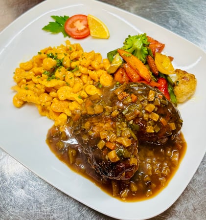 Hackbraten mit Spätzle und Marktgemüse