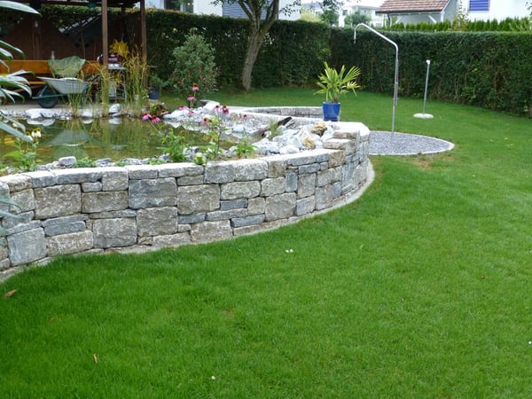 Geschwungene Mauer zur Abstufung  von garbatec ag in Beringen