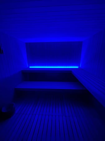 Plongez dans l’univers apaisant d’un sauna suisse moderne Ce sauna suisse incarne l’alliance parfaite entre tradition alpine et design contemporain. Entièrement habillé de bois naturel, il offre une ambiance chaleureuse typique des spas helvétiques