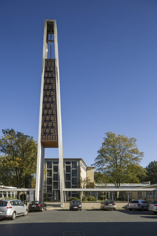 Das moderne Kirchengebäude mit freistehendem Glockenturm.