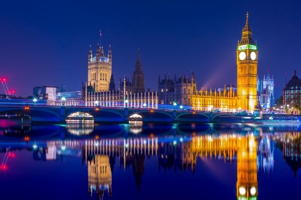 ロンドン、ウェストミンスターのテムズ川沿いに立つビッグ・ベン時計塔。夜景。長時間露光撮影。
