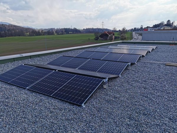 Panneaux  photovoltaïques sur toit plat