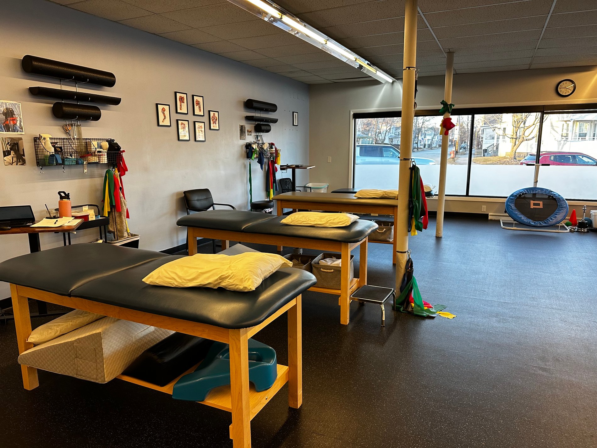 NH-Concord-MVPT patient care area with equipment and PT tables.