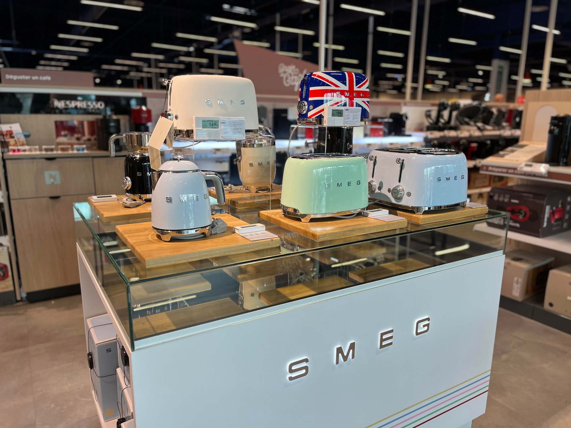 Table SMEG avec les boulloire grille pain en exposition à Boulanger Limonest