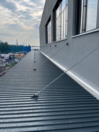 Trapezblech-Dach mit Einlegerinne / Wirthlin Haustechnik AG