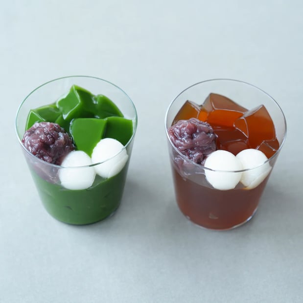 抹茶（左）とほうじ茶（右）の「生茶ゼリイ」