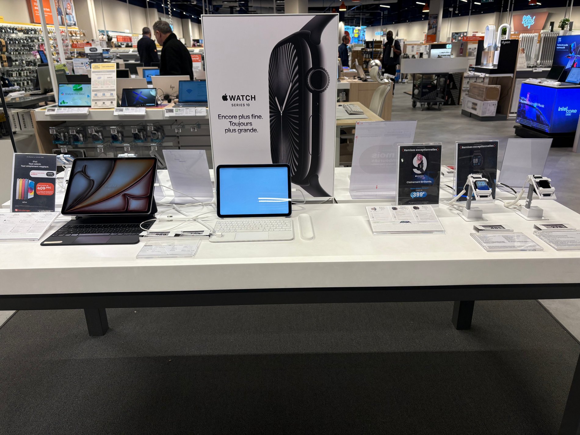 Corner Apple avec en exposition les iPad Air et iPad Pro ainsi que les Apple Watch Series 8 au magasin Boulanger Villebon