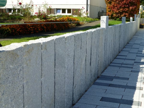 Mauer mit Granitstelen  von garbatec ag in Beringen