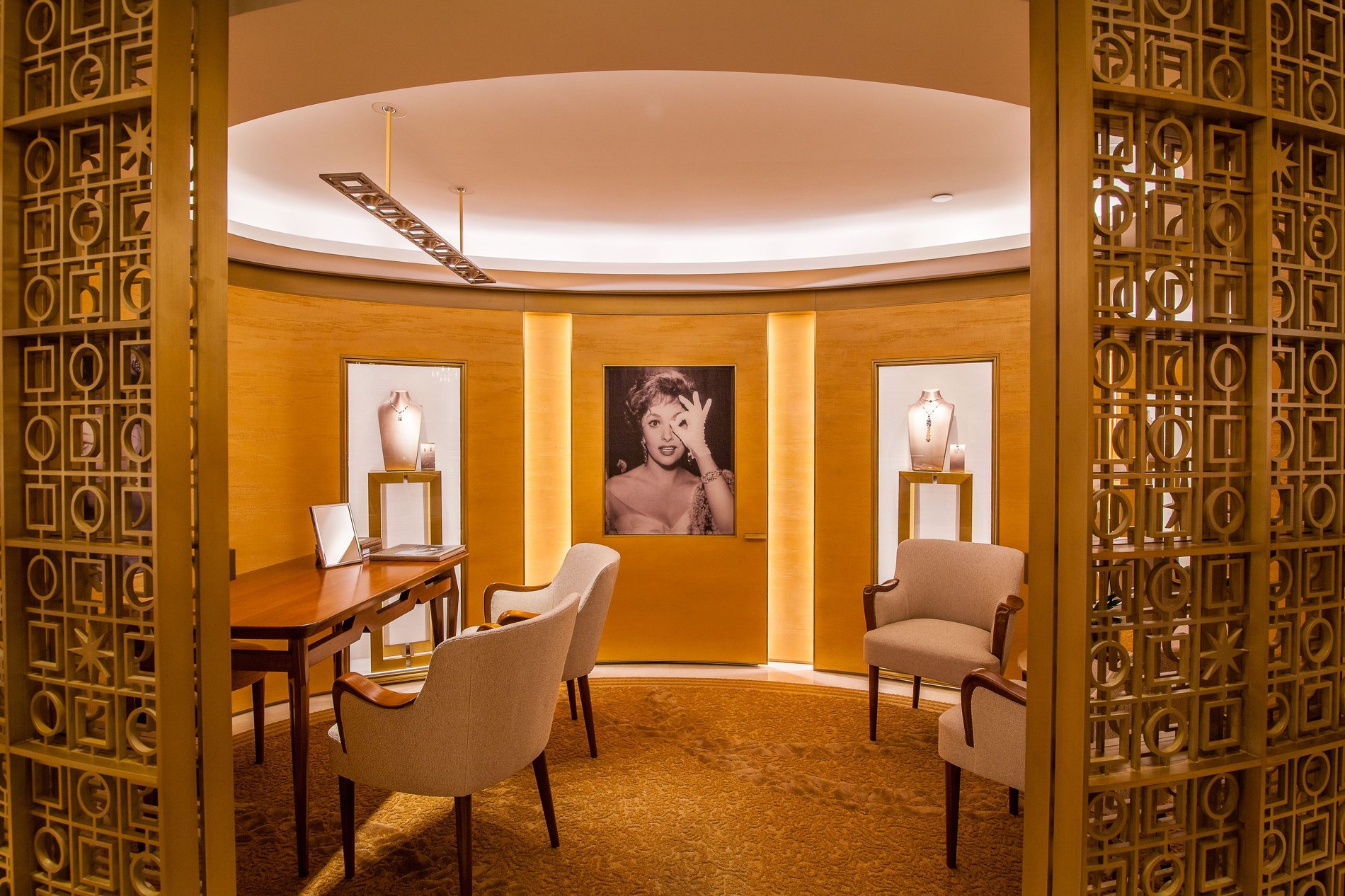 BULGARI | Fine Italian Jewellery, Watches & Luxury Goods in Macau, Avenida  de Sagres, Nape