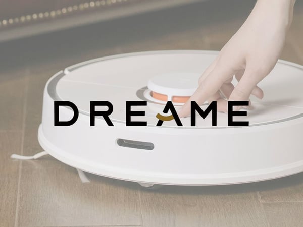 Un aspirateur robot Dreame en action, avec une personne qui appuie sur son bouton de commande, pour un nettoyage facile et autonome.
aspirateur laveur robot laveur