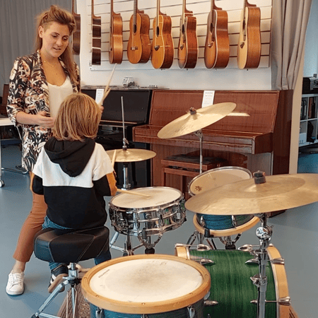 Camille Quinton, die Schlagzeug Unterricht bei ArtsCademia in Bern und Ostermundigen gibt