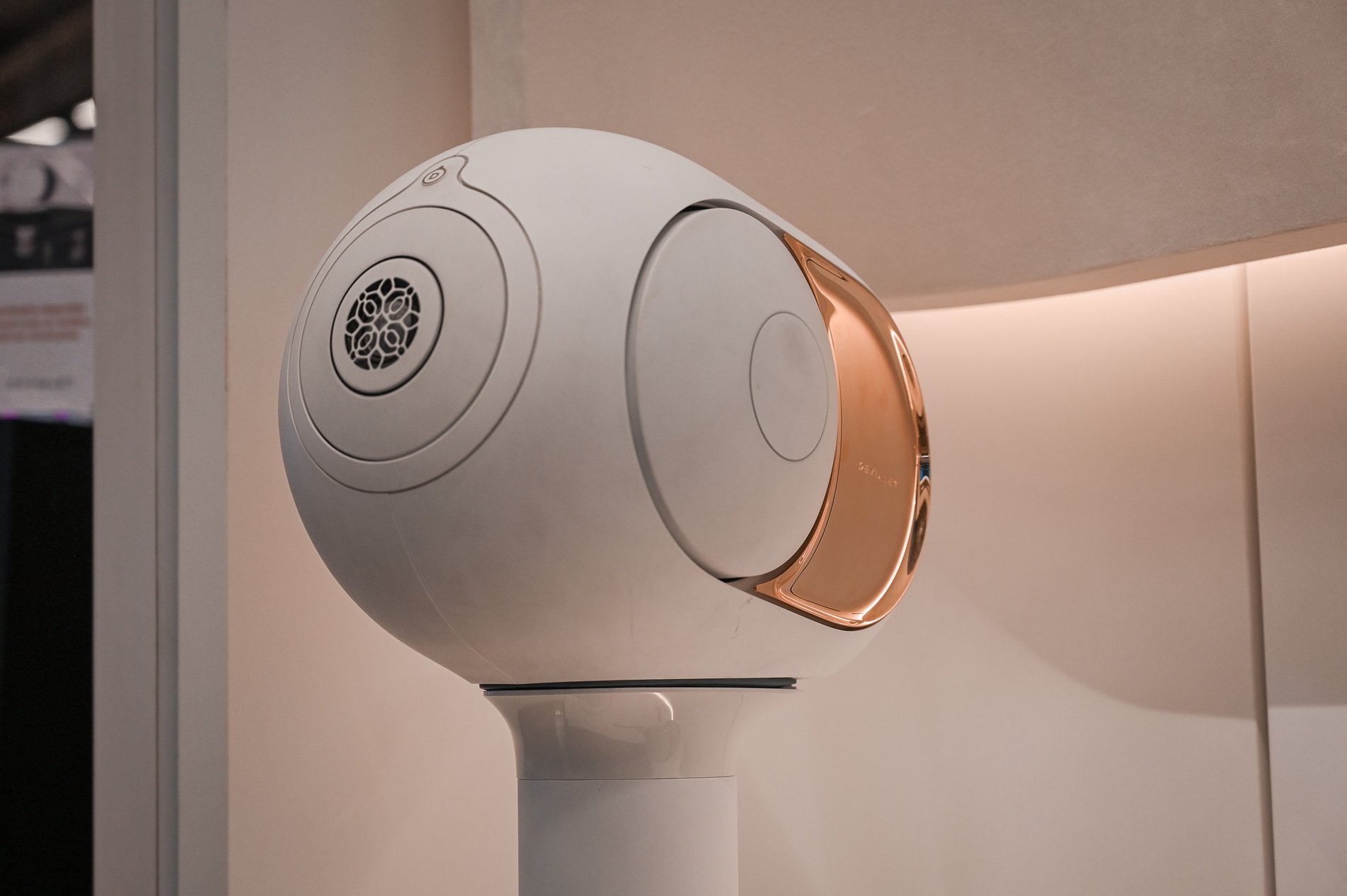 Enceinte Devialet Phantom dorée chez Boulanger Toulon La Garde