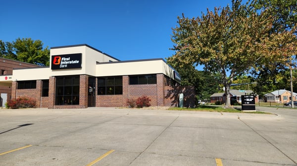 Exterior image of First Interstate Bank on Normal Blvd. in Lincoln, NE