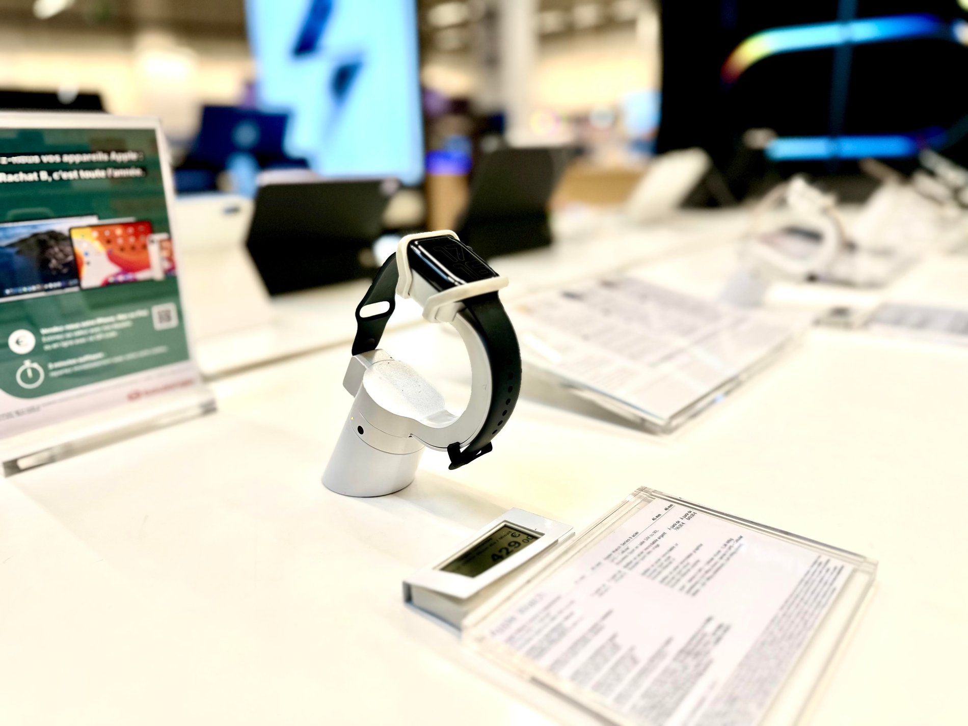 Apple Watch 9 sur table Apple chez Boulanger sarcelles