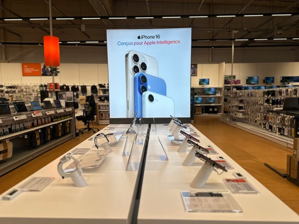 Table apple de Boulanger Creil-Saint Maximin ou on voit l'iphone 16, 16 pro max, et iphone 15