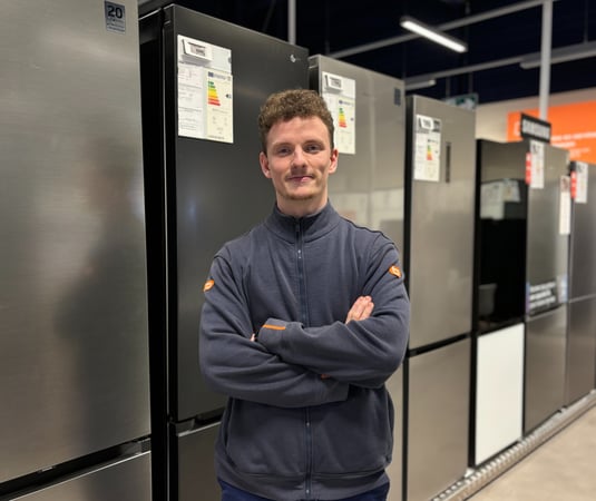 Bryan, équipier stock dans votre magasin Boulanger Englos