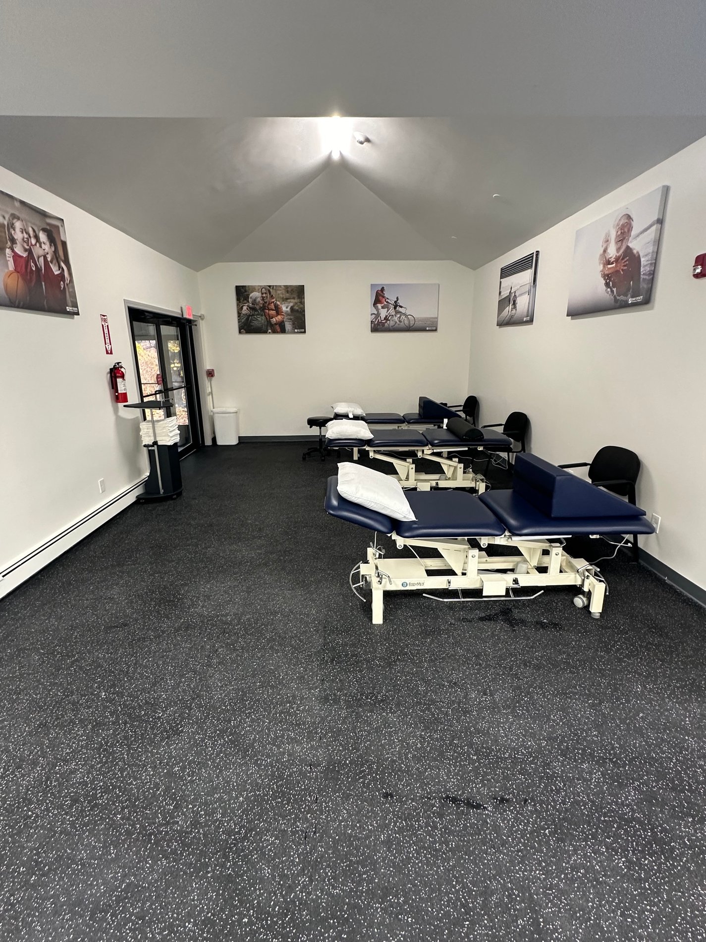 RI-WestWarwick-BSPT Patient care room with PT patient tables.