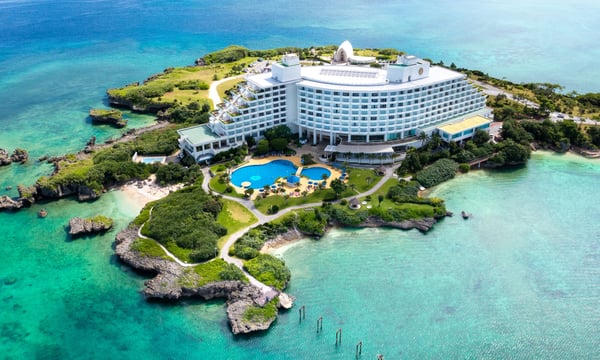 上空から撮影した、ＡＮＡインターコンチネンタル万座ビーチリゾートの外観