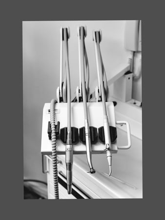 Attrezzatura di alta precisione e quasi indolore attraverso l'uso dellla turbina