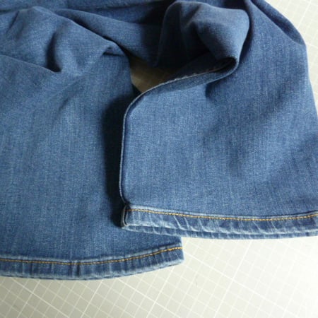 Jeans mit Originalsaum gekürzt